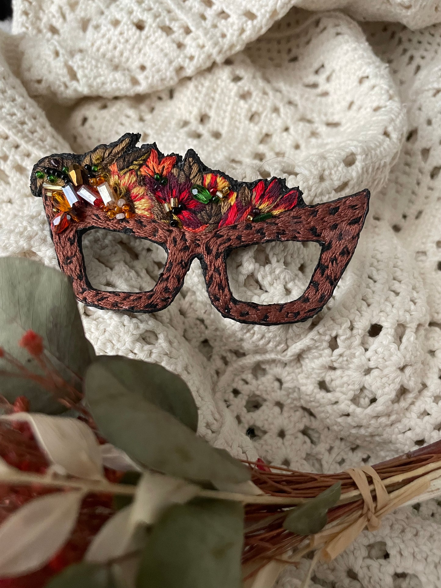 Broche brodée main “Lunettes fleuries” – pièce unique