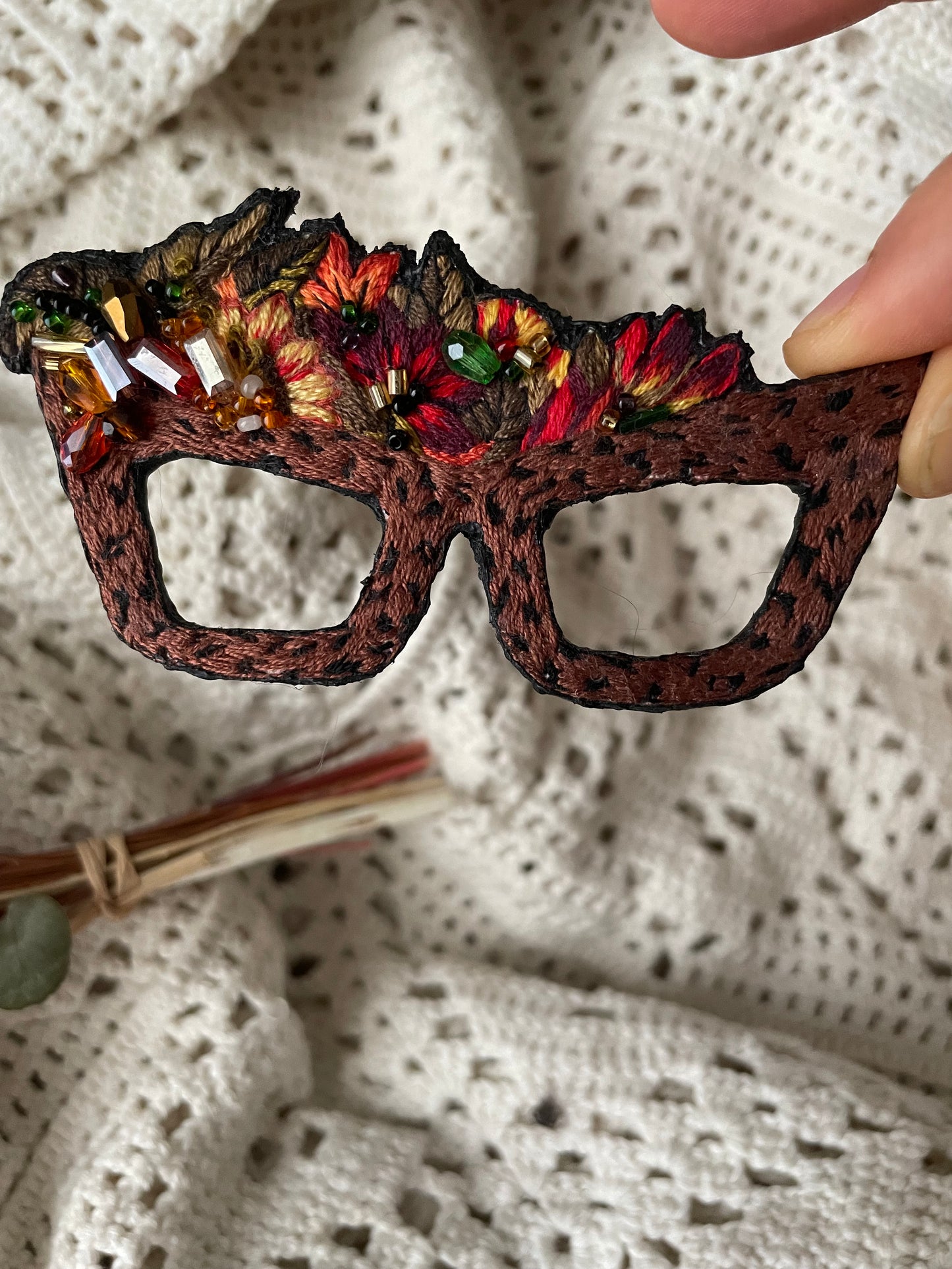 Broche brodée main “Lunettes fleuries” – pièce unique