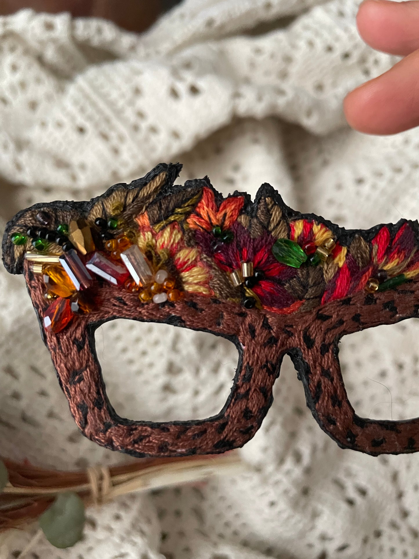 Broche brodée main “Lunettes fleuries” – pièce unique