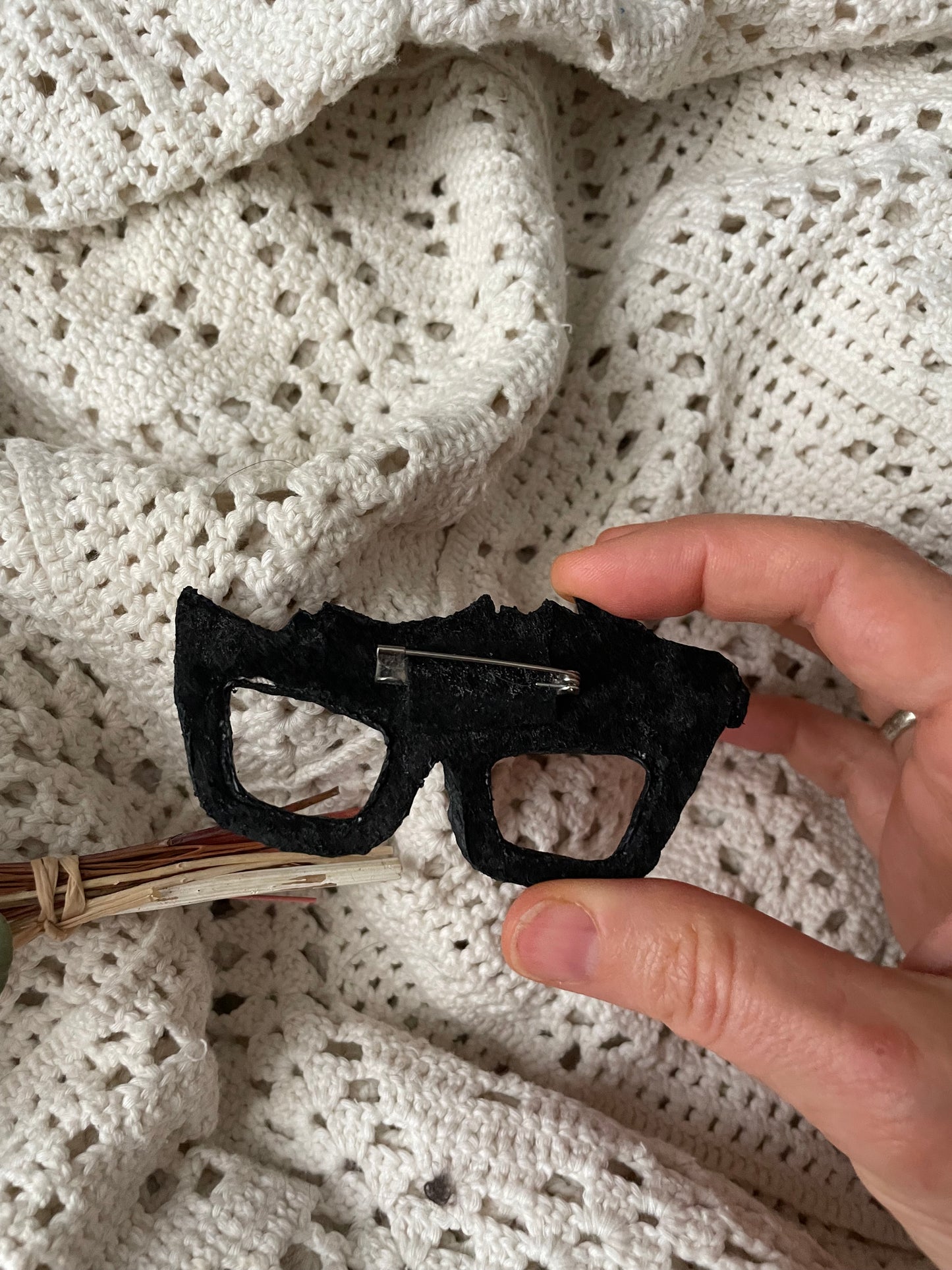 Broche brodée main “Lunettes fleuries” – pièce unique