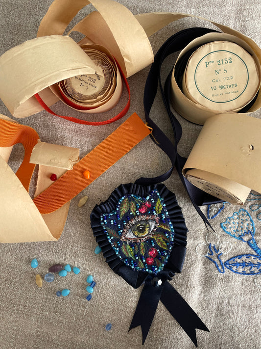 Broche brodée main “L’Œil mystique” – pièce unique