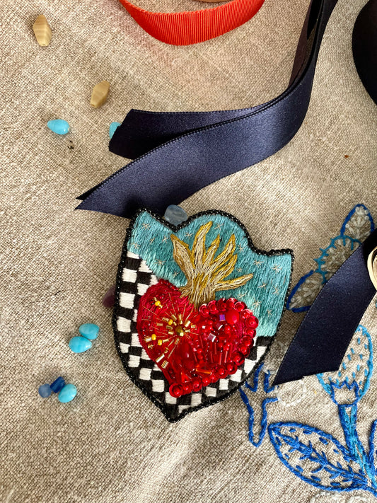 Broche brodée main “Cœur sacré” – pièce unique