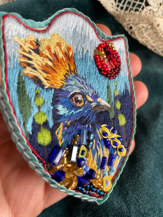 Broche brodée main “Oiseau royal” – pièce unique