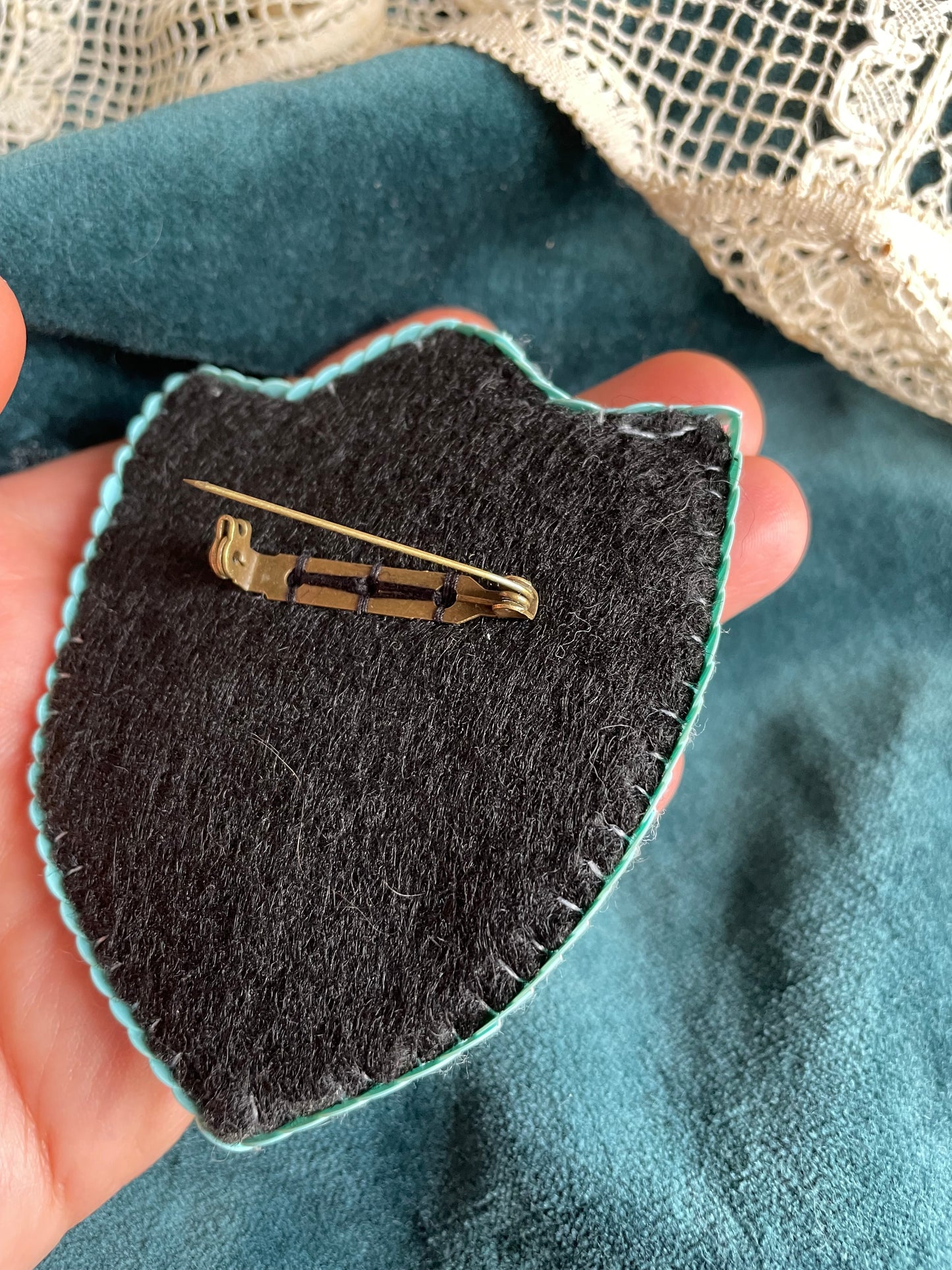 Broche brodée main “Oiseau royal” – pièce unique