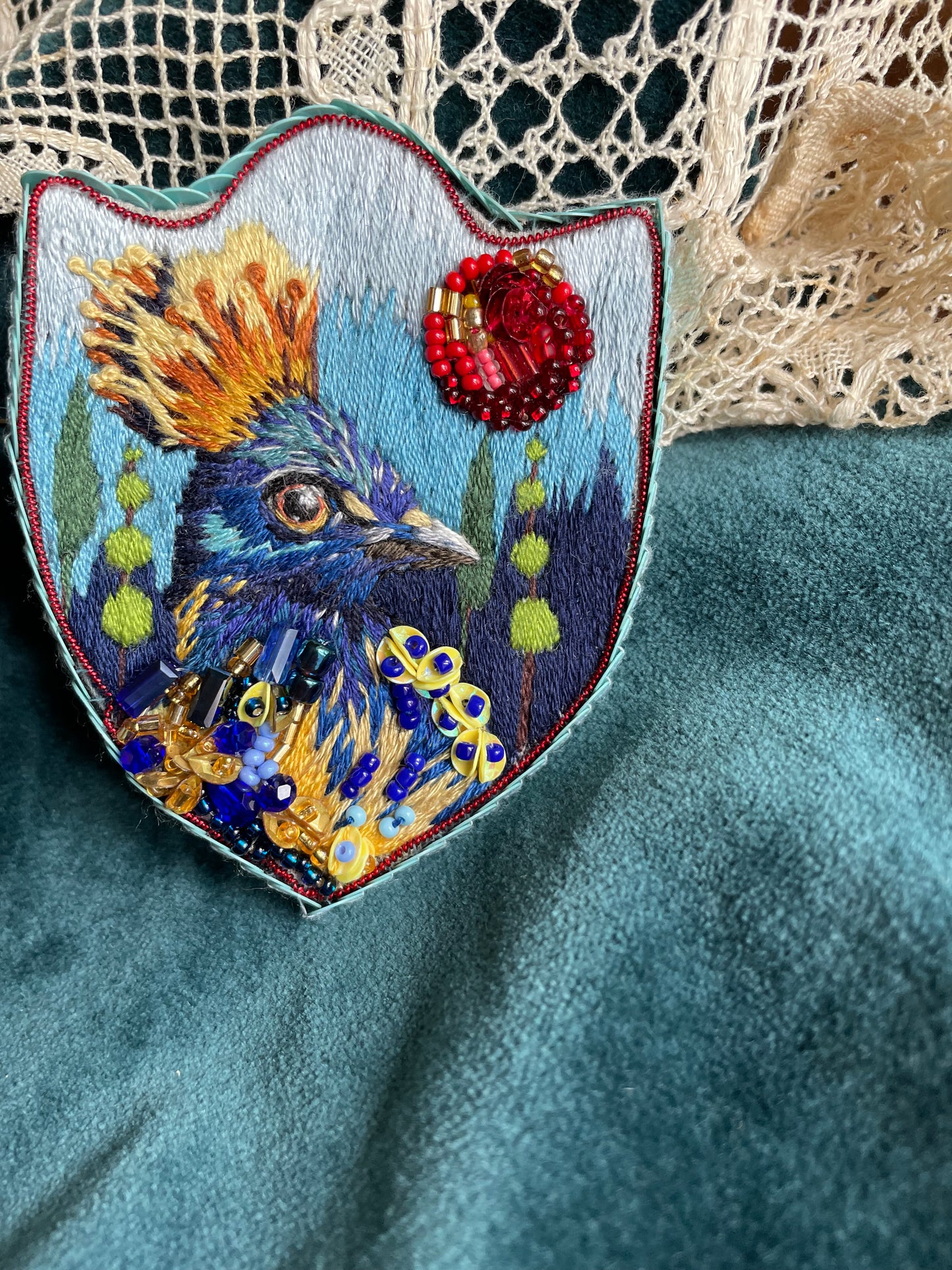 Broche brodée main “Oiseau royal” – pièce unique