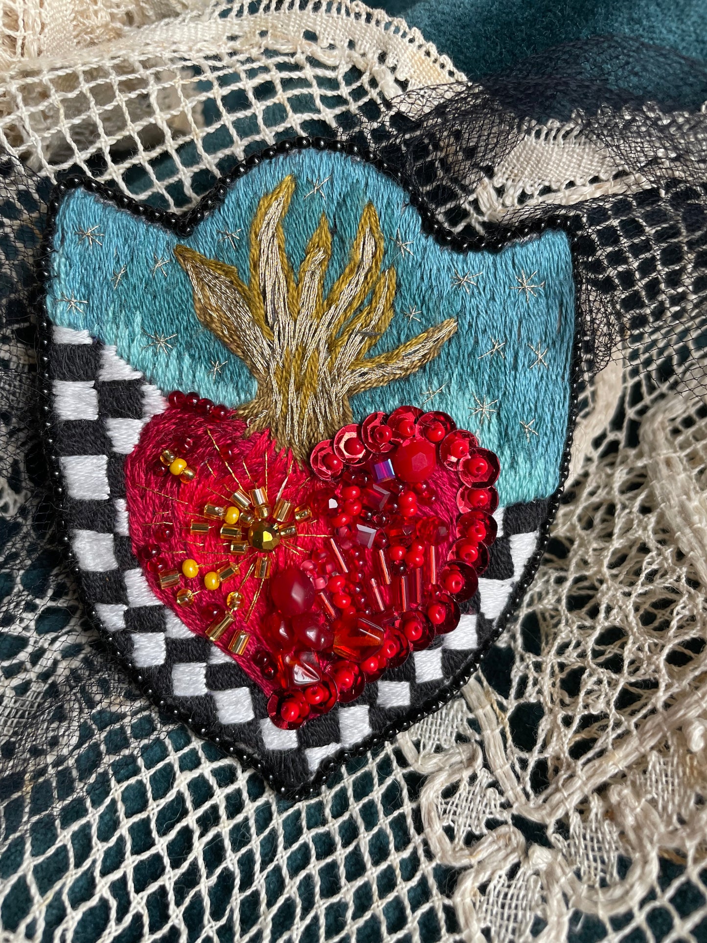 Broche brodée main “Cœur sacré” – pièce unique