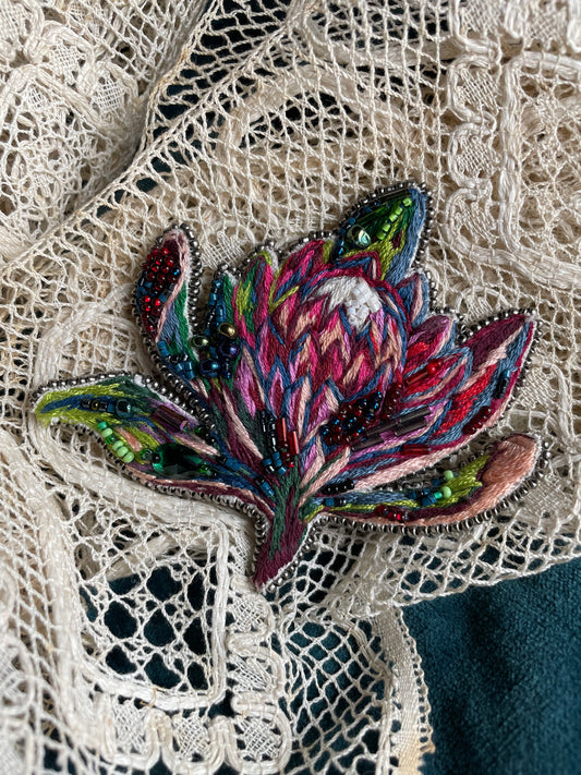 Broche brodée main “Fleur de feu” – pièce unique