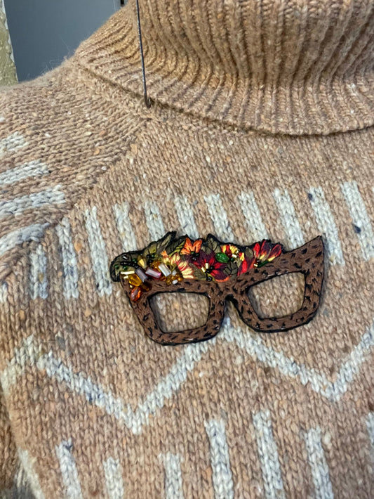 Broche brodée main “Lunettes fleuries” – pièce unique
