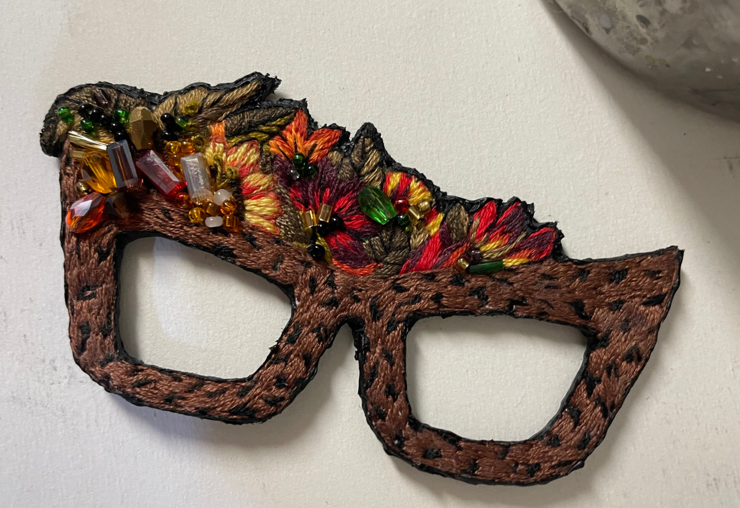 Broche brodée main “Lunettes fleuries” – pièce unique