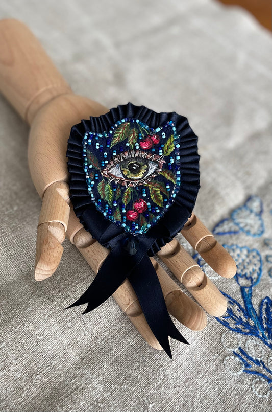 Broche brodée main “L’Œil mystique” – pièce unique