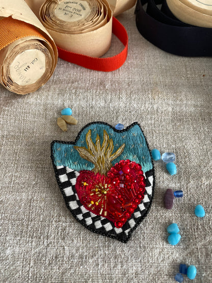 Broche brodée main “Cœur sacré” – pièce unique