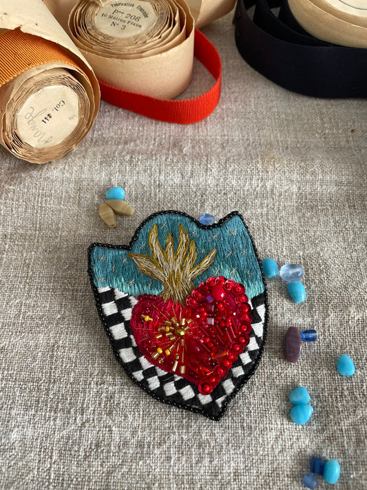 Broche brodée main “Cœur sacré” – pièce unique