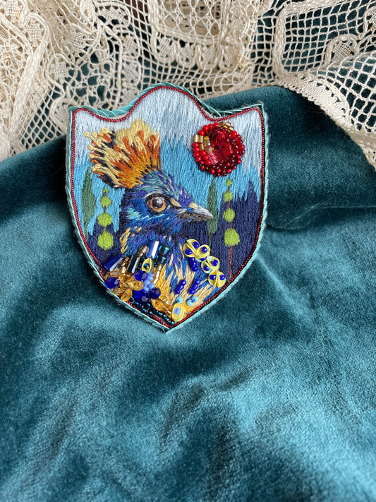 Broche brodée main “Oiseau royal” – pièce unique
