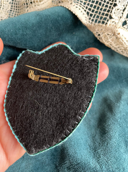 Broche brodée main “Oiseau royal” – pièce unique