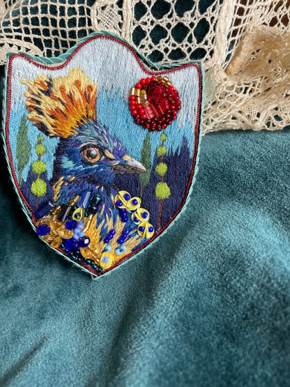 Broche brodée main “Oiseau royal” – pièce unique