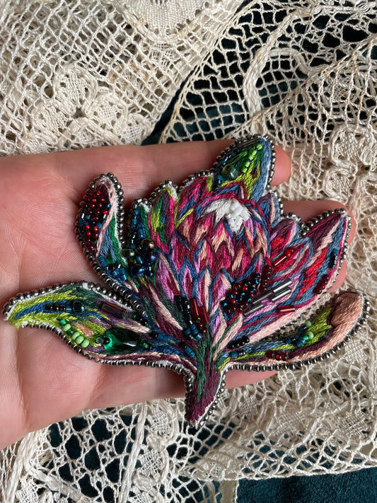 Broche brodée main “Fleur de feu” – pièce unique