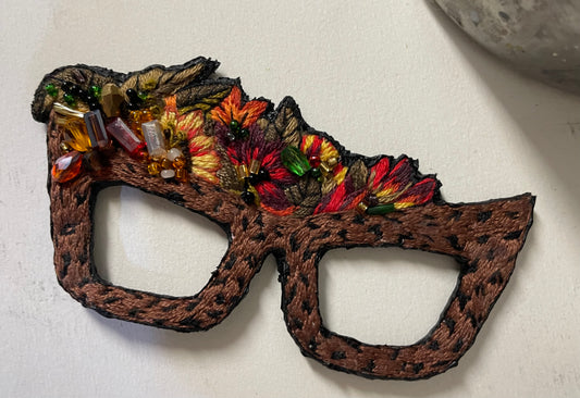 Broche brodée main “Lunettes fleuries” – pièce unique