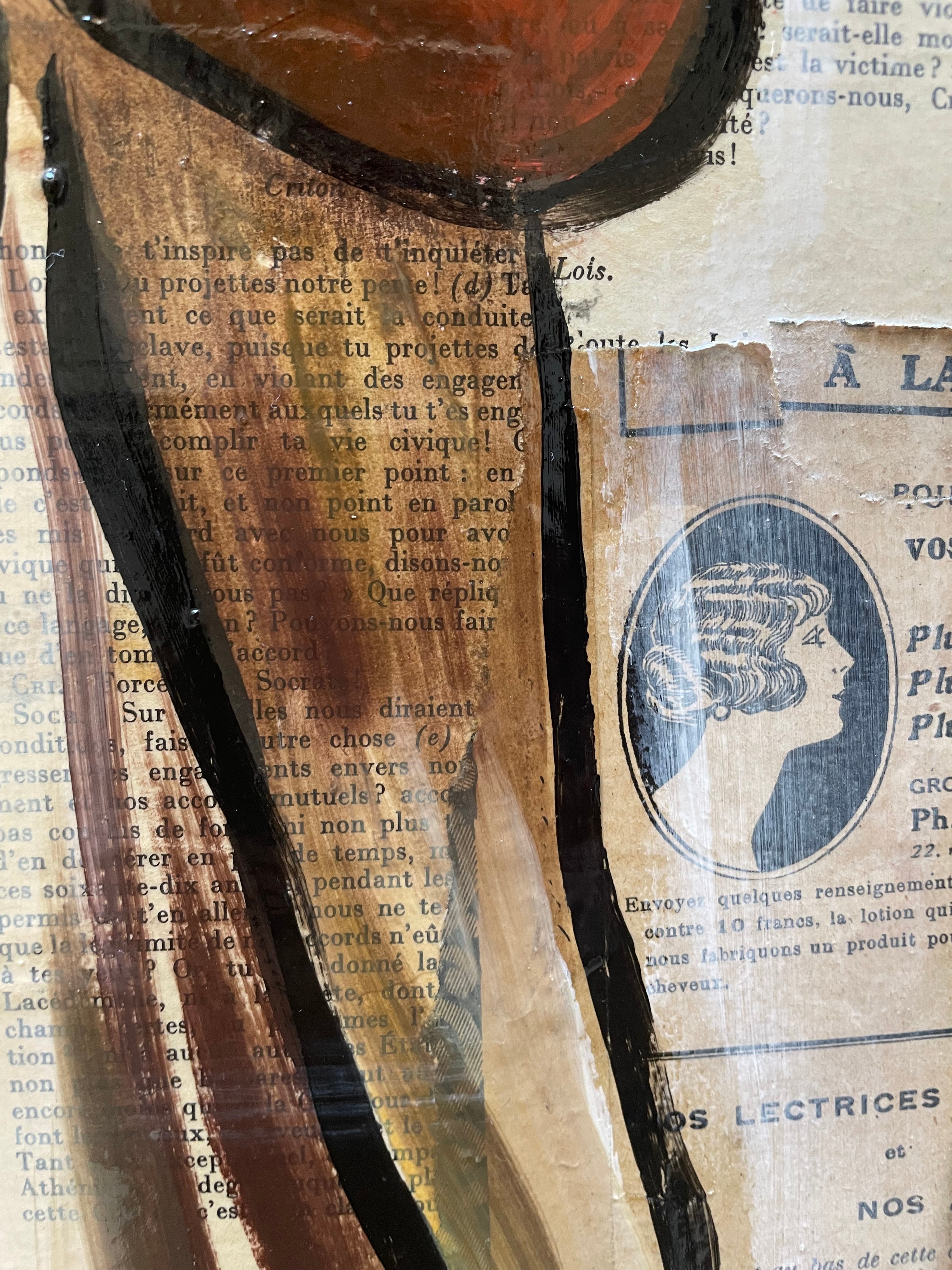 Détail du visage d’un portrait de Catherine Deneuve peint sur journaux anciens