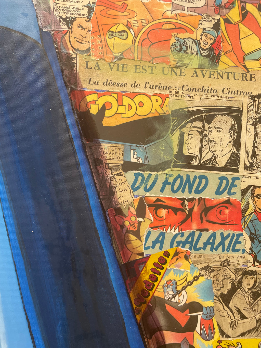 Fragment du fond de tableau fait en morceaux de bandes déssinés. 