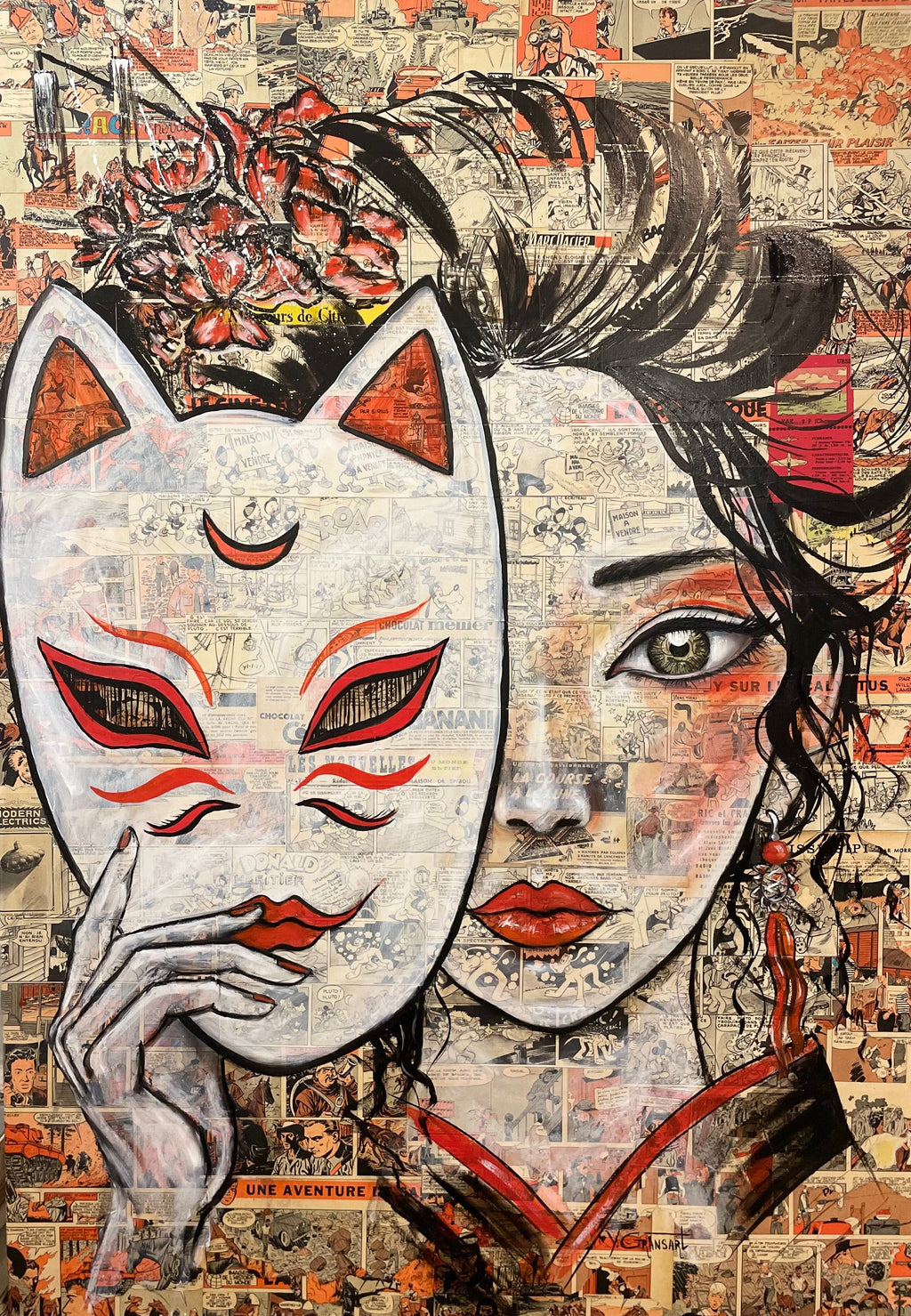 Peinture originale représentant une geisha tenant un masque japonais, réalisée sur un fond de collage de bandes dessinées vintage rouges et noires, mêlant regard réaliste et univers graphique.