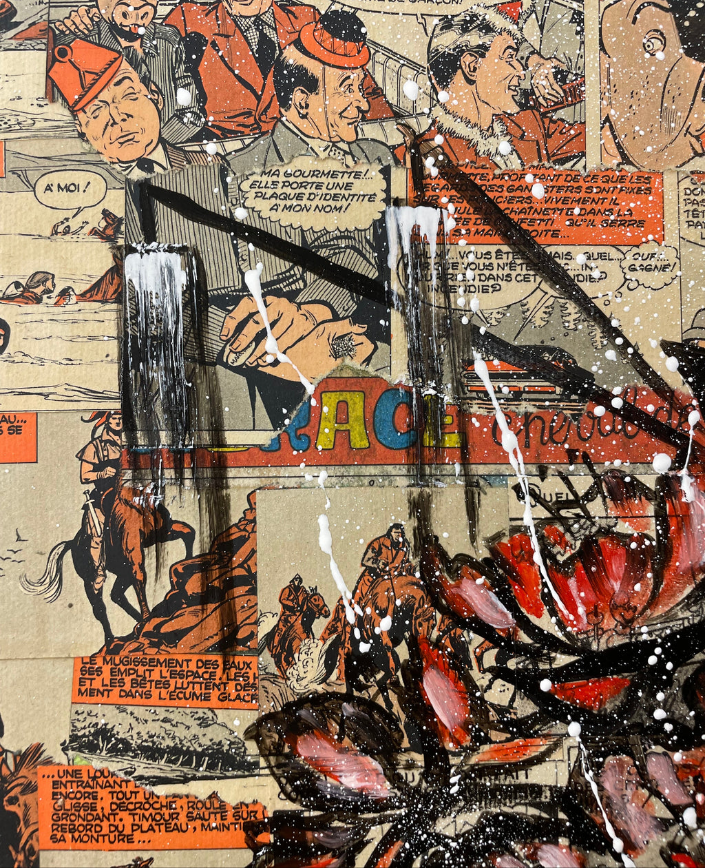 Peinture originale représentant une geisha tenant un masque japonais, réalisée sur un fond de collage de bandes dessinées vintage rouges et noires, mêlant regard réaliste et univers graphique.