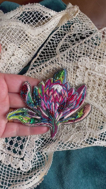 Broche brodée main “Fleur de feu” – pièce unique