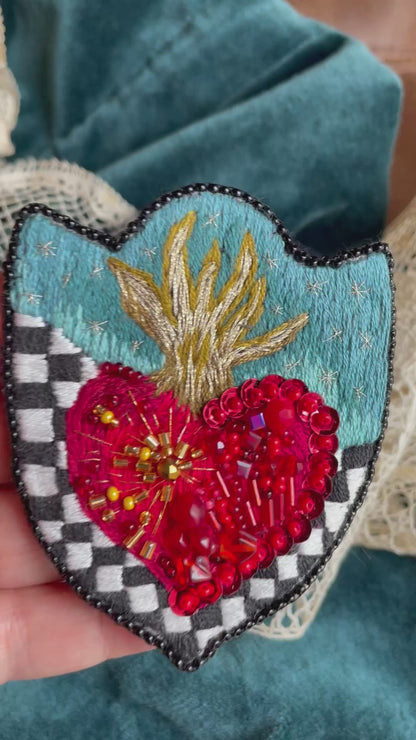 Broche brodée main “Cœur sacré” – pièce unique